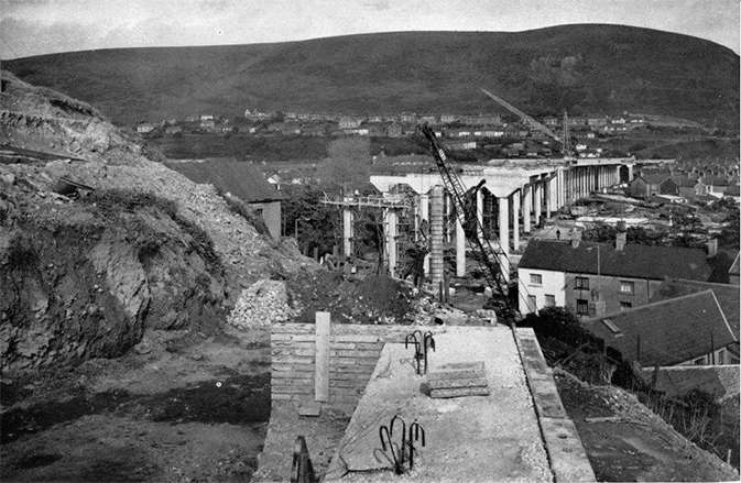 Viaduct beside River Avan looking east.jpg